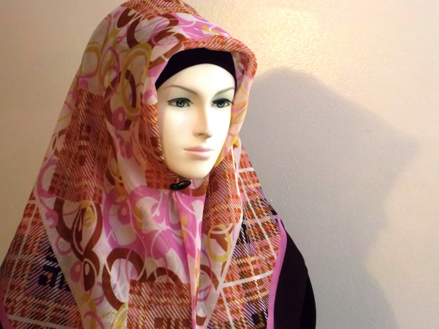 light move pinkish circled style square hijab 20